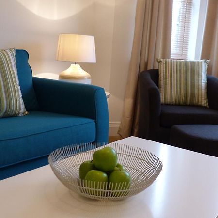 St Raphael House, City Centre Charming Apartments ベージングストーク エクステリア 写真