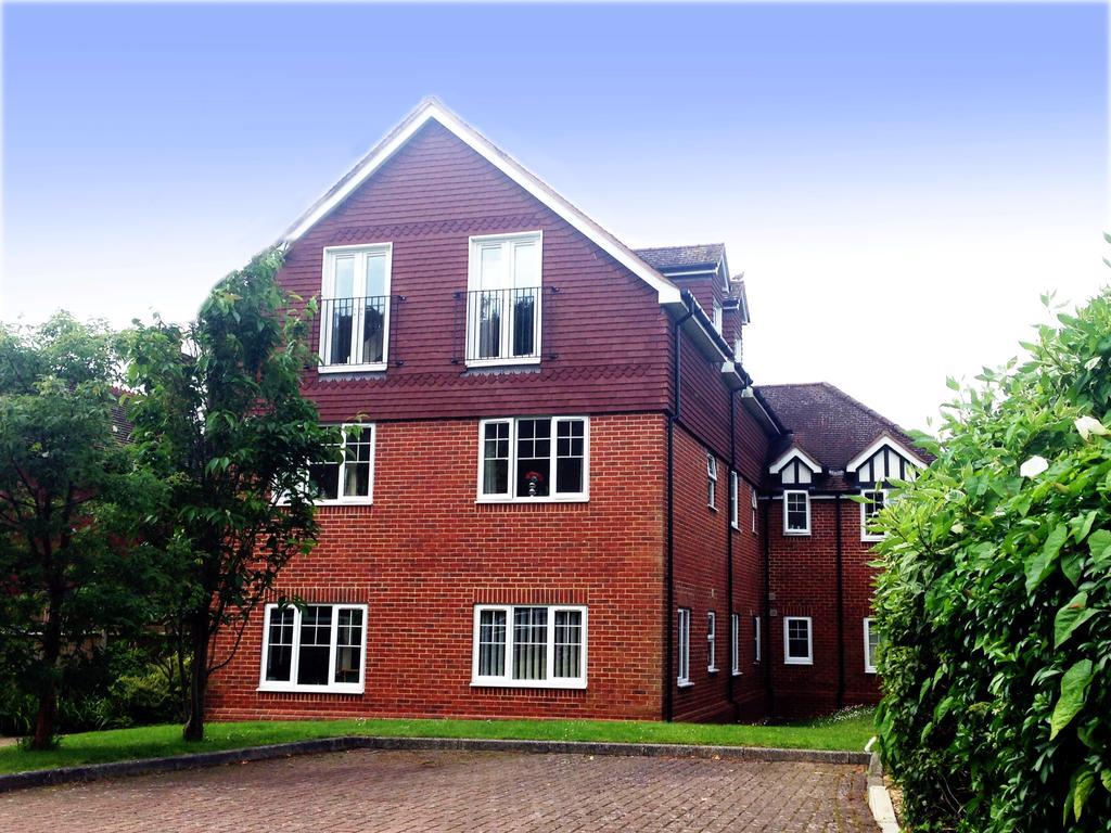 St Raphael House, City Centre Charming Apartments ベージングストーク エクステリア 写真